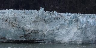 小冰块从阿拉斯加的玛格丽冰川上落下。