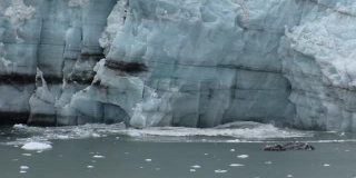 阿拉斯加的马杰丽冰川上的冰在海湾水域坠落。
