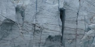 阿拉斯加马杰丽冰川冰墙的特写镜头。