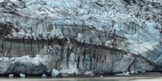 阿拉斯加冰川湾国家公园和保护区的冰川的蓝色冰。