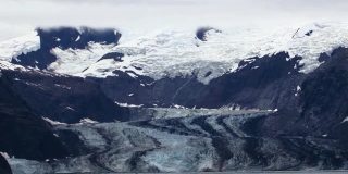 阿拉斯加美丽的约翰霍普金斯冰川。
