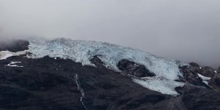 阿拉斯加山上的冰川和雾。冰川湾国家公园和保护区。
