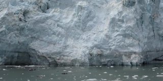 阿拉斯加冰川湾国家公园和保护区的马杰丽冰川大冰墙的特写。