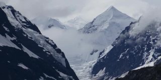 马杰丽冰川上的费尔韦瑟山，阿拉斯加美丽的风景。