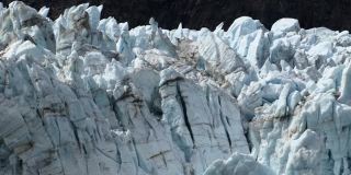 玛格丽冰川蓝色冰的特写。阿拉斯加冰川湾国家公园。