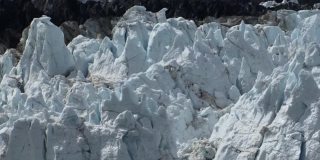 阿拉斯加马杰丽冰川美丽的蓝色冰的特写。