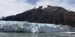 玛格丽冰川和附近白雪覆盖的陡峭山脉。