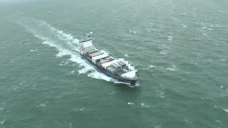 鸟瞰图货船驶离海岸视频素材模板下载
