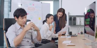 跨文化商务人士在智能休闲装沟通和使用技术，同时在创意办公室一起工作的协作过程组。