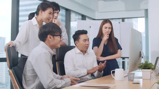 商人和女商人在小型现代化办公室的会议室里庆祝交易后的庆祝和签约。