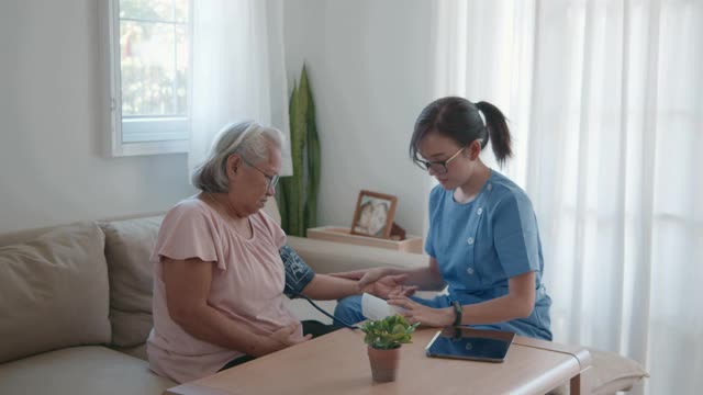 女医生正在检查这位老年病人。