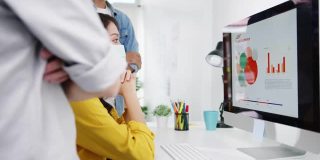 亚洲商务人士在新的正常办公室里用电脑开会，头脑风暴关于新项目同事的想法，并戴上防护口罩。