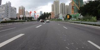 中国深圳——2020年9月:在深圳的街道上行驶。快动作