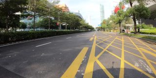 中国深圳——2020年9月:在深圳的街道上行驶。快动作