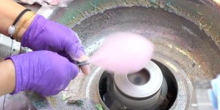 手工制作粉色和浅蓝色的棉花糖。用棉花糖机做的。在看。