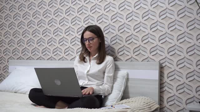 女士使用笔记本电脑与同事视频聊天。在家办公团队在线群视频电话会议。Self-isolation