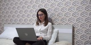 女士使用笔记本电脑与同事视频聊天。在家办公团队在线群视频电话会议。Self-isolation
