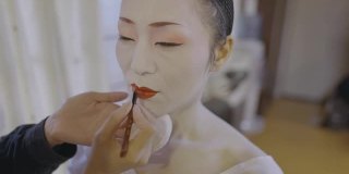 一名日本女性为艺伎化妆