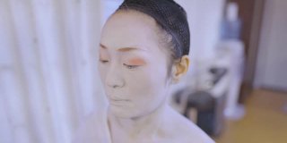日本女人得到“押roi”特殊的白脸化妆为艺伎-第二部分