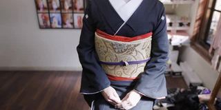 一名日本女子在试衣间里化着特殊的白色妆容