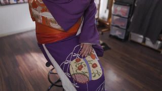 日本女性在试衣间里化着特殊的白色妆容视频素材模板下载