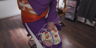 日本女性在试衣间里化着特殊的白色妆容