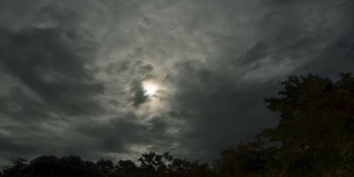 Cloudscape间隔拍摄画面。在满月的夜晚，美丽的月光透过乌云照耀天空。自然背景。