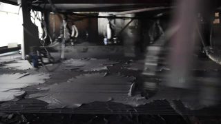 在一家皮革厂的染色车间里可以看到皮革工人视频素材模板下载