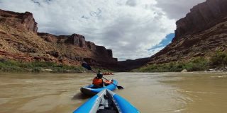美国西南部的夏季旅行:在科罗拉多河上乘皮艇漂流