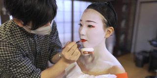 工作人员为顾客使用特殊的“舞妓”(艺妓培训)化妆品-第二部分