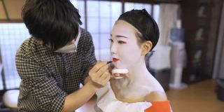 工作人员为顾客使用特殊的“舞妓”(艺妓培训)化妆品-第二部分