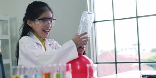 亚洲小女孩在科学教室，快乐的孩子和微笑在科学教室。