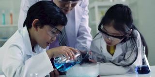 亚洲小女孩在科学教室，快乐的孩子和微笑在科学教室。