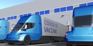 COVID-19冠状病毒疫苗被装载到拖车上