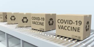装有COVID-19疫苗的盒子沿着传送带移动