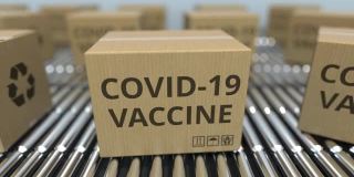 传送带上装有COVID-19冠状病毒疫苗的盒子