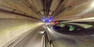小星球-隧道里的车