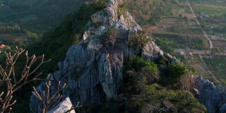 观峰考诺考高石灰石山。泰国Nakornsawan省著名旅游景点;倾斜运动