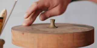 专业陶制茶壶盖柄。工艺工作的概念。茶道陶器