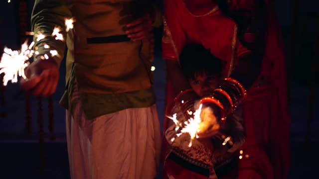 印度家庭为传统的排灯节庆祝而装饰房屋