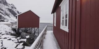 北冰洋里的红房子
