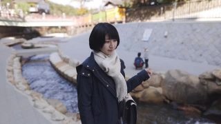 一名年轻女子在旅游地点沿河行走视频素材模板下载