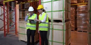 亚洲男女仓库工作人员检查零售仓库货架上的货物库存