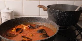 煮熟的帕切里意面加上海鲜番茄酱