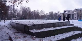 意大利米兰:阿科德拉佩斯附近下雪