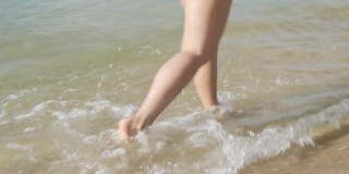 穿着比基尼的美女正在海滩上散步，正在放暑假