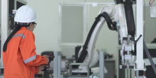 当工程师编程时，机器人的手臂在方向上移动。