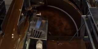 液态巧克力是在工厂的机器里倒入的。