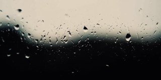 雨的背景，窗外的雷雨，雨滴顺着玻璃流下，抽象的雨的背景。