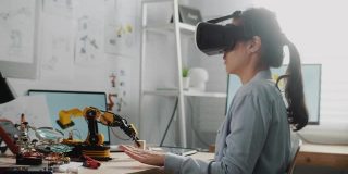 工程师戴着虚拟现实头戴式耳机，打手势时坐在办公桌前工作